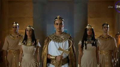 أحمد مالك وغزي وسلمى أبو ضيف وهدى المفتي بالزي الفرعوني بافتتاح المتحف المصري الكبير