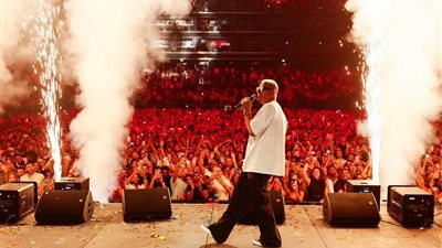 عمرو دياب يتألق في حفل أسطوري بدبي .. إيه الحكاية؟