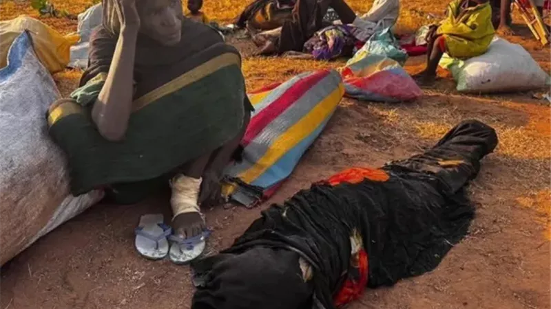 سيدة سودانية تجلس