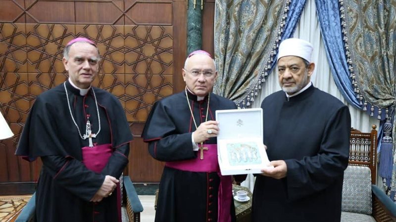 رئيس الأساقفة والسفير