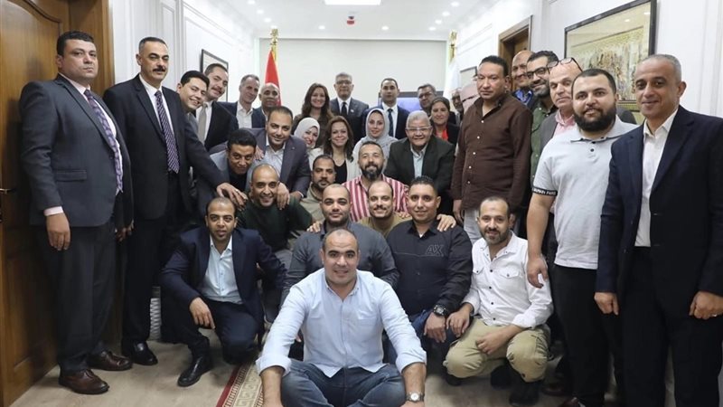 النجار  مع فريق عمل