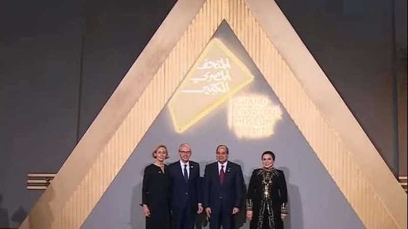 صور الرئيس وقرينته