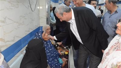 محافظ الغربية في جولة مفاجئة بعيادة التأمين الصحي بكفر الزيات: «حقكم علينا خدمة طبية تليق بكرامتكم»