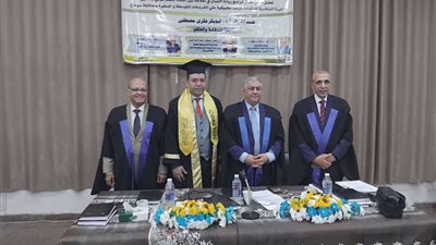 الدكتور محمد جابر يهنئ أسامة محمود عبد الرحمن بحصوله على درجة الدكتوراه في إدارة الأعمال