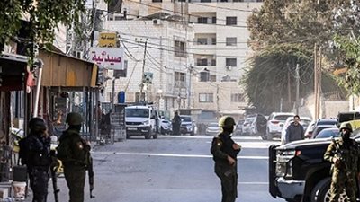 مستوطنون يحرقون منزلا في رام الله.. والاحتلال يواصل اعتداءاته بالخليل