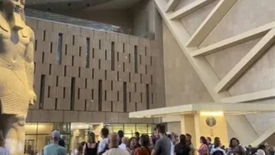 جولة لوزير السياحة والآثار بالمتحف الكبير.. إشادة بالتنظيم وتفاعل لافت من الزائرين