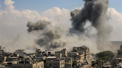 قوات الاحتلال الإسرائيلي تقتل فلسطينيا وتنسف منازل في رفح وخان يونس