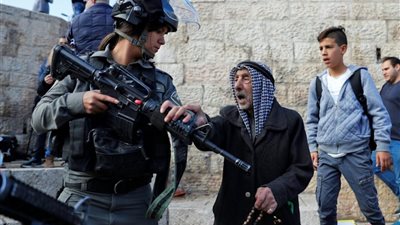 إسرائيل تخلي بالقوة منازل قرب المسجد الأقصى.. وترحل سكانها لمنحها للمستوطنين