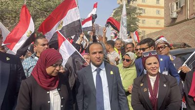 مواطنون يتوافدون على لجنة هضبة الأهرام الثانوية للمشاركة في انتخابات البرلمان 2025