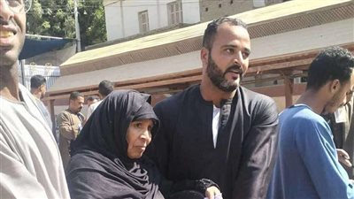 لفتة إنسانية... شباب إسنا يساعدون مسنّة على دخول لجنة التصويت بالأقصر