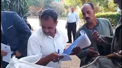 ماذا حدث أمام لجنة في أسيوط مع ناخب على ظهر «دابته»؟