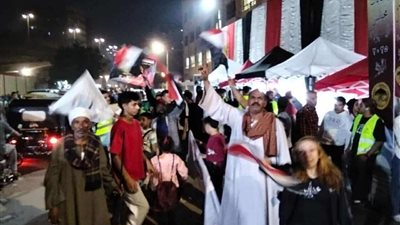مواطنو الهرم يرفعون الأعلام ويرددون تحيا مصر في انتخابات النواب