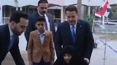 رئيس الوزراء العراقي يدلي بصوته في الانتخابات ويرسل رسالة تحفيزية للناخبين برفقة والدته