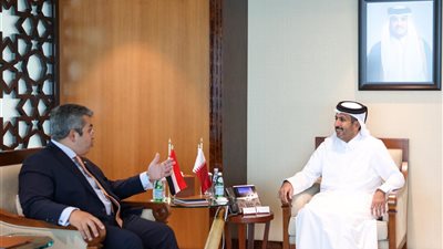 السفير المصري يبحث تعزيز العلاقات التجارية والصناعية مع وزير التجارة القطري