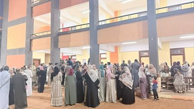 انتخابات مجلس النواب .. النساء يتصدرن المشهد الانتخابي في مدرسة أتريس بمنشأة القناطر بالجيزة | صور 