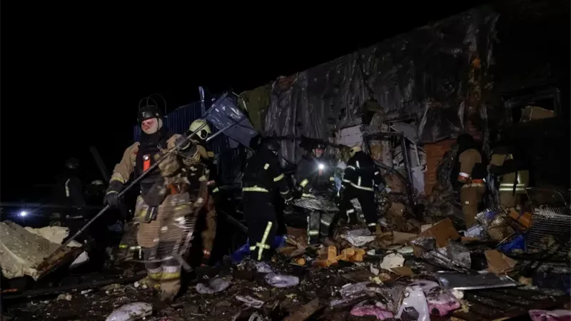 جال إطفاء يعملون