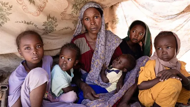 نازحة وأطفالها