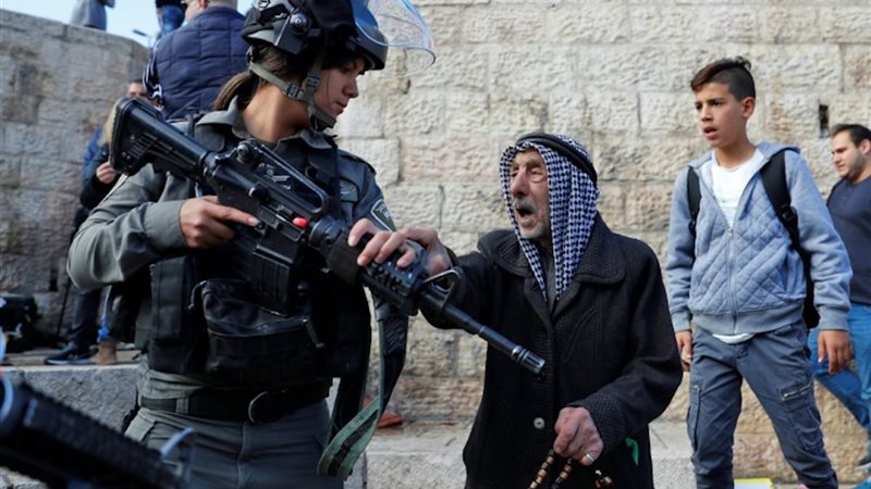 ضابطة إسرائيلية ومسن