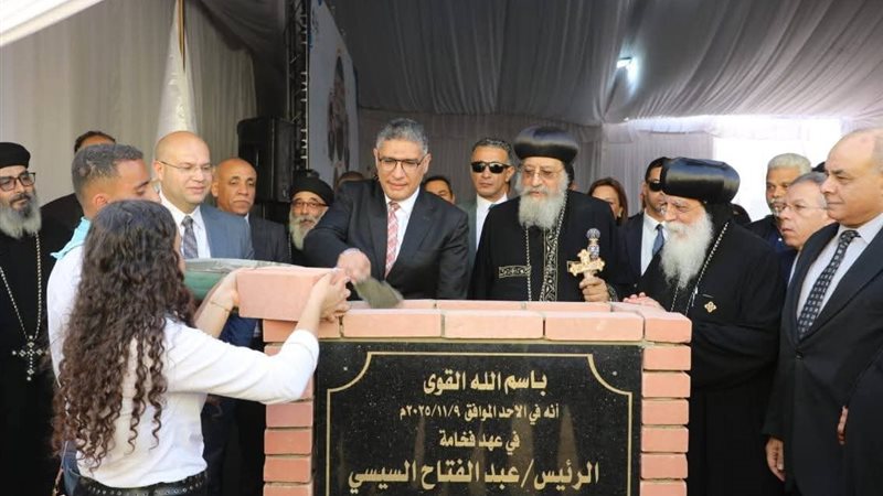 قداسة البابا مع محافظ