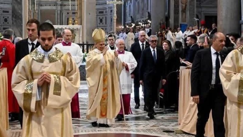 البابا لاون أثناء