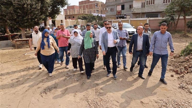 محافظ المنوفية أثناء