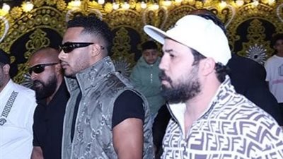 نجوم الغناء الشعبي يؤدون واجب العزاء في الراحل إسماعيل الليثي بإمبابة