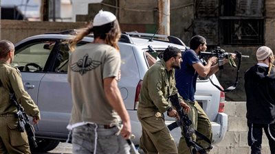 الضفة الغربية تشتعل.. المستوطنون يحرقون مسجدا ويضربون الفلسطينيين بالرصاص