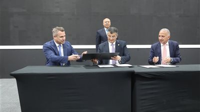 كامل الوزير يشهد توقيع عقد إدارة وتشغيل القطار الكهربائي السريع (السخنة - مطروح)
