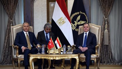 وزير الداخلية يستقبل نظيره التركي بالقاهرة لبحث التعاون الأمني المشترك