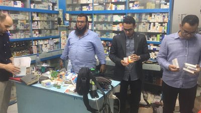 حملة تموينية ودوائية تغلق صيدلية غير مرخصة في البداري بأسيوط