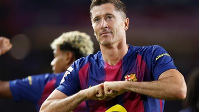 بعد أنباء خلافة هاري كين له في برشلونة.. ليفاندوفسكي يعلق على مستقبله