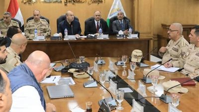 نائب محافظ الجيزة ومسئولي الهيئة الهندسية يبحثون معوقات قانون التصالح