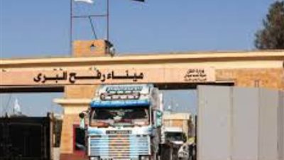 شاحنات تابعة للهلال الأحمر لتوزيع كراتين الإغاثة داخل قطاع غزة