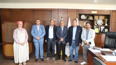 رئيس شركة الصرف الصحي بالإسكندرية يناقش خطط العمل مع الصحفيين 