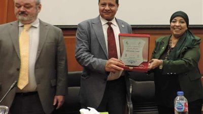 تكريم السفير مصطفى الشربيني في ملتقى التمور المصرية