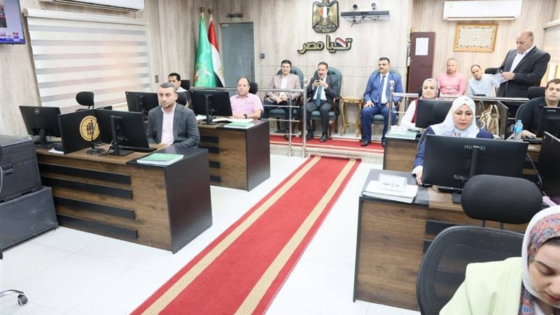 محافظ المنوفية أثناء