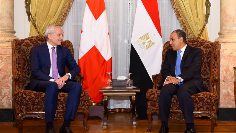 وزير الخارجية يعقد