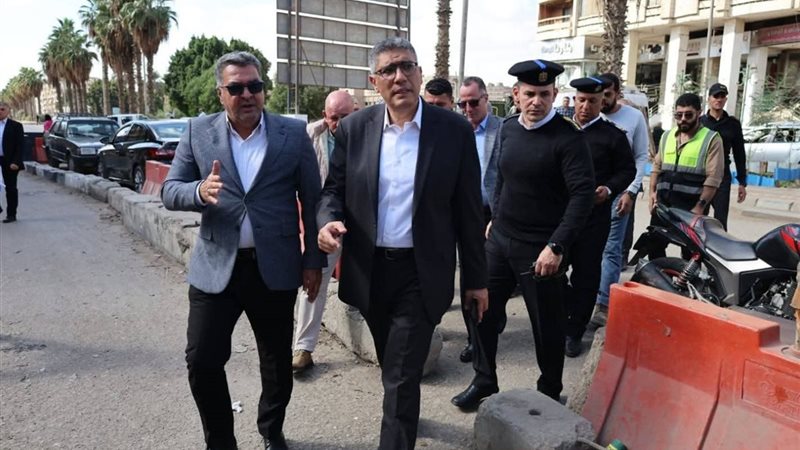 محافظ الجيزة أثناء