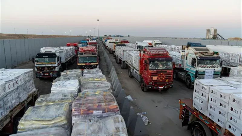 جانب من شاحنات المساعدات