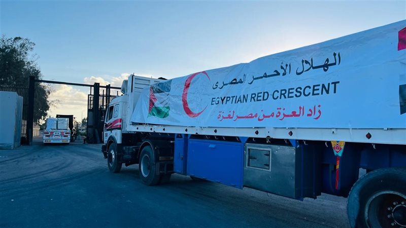 جانب من شاحنات المساعدات