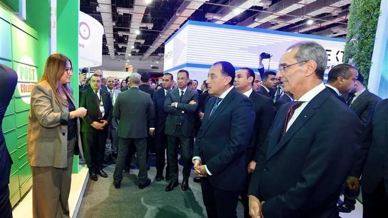 رئيسة البريد تستعرض