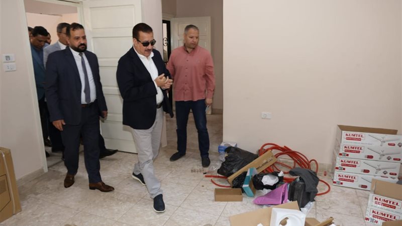 المحافظ يتفقد المبنى