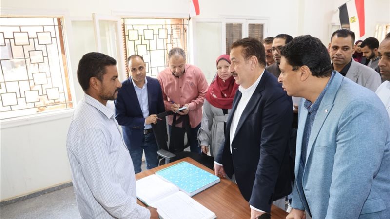 محافظ المنوفية أثناء