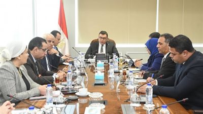 وزير الإسكان يتابع تنظيم الإعلانات على الطرق وفق قانون 208 لسنة 2020