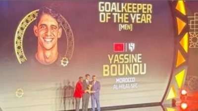 الحضرى يسلم ياسين بونو جائزة أفضل حارس فى أفريقيا 2025