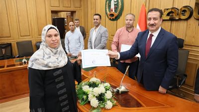 محافظ المنوفية يُسلّم شهادات ومكافآت مالية لـ 30 فتاة من خريجات التدريب المهني