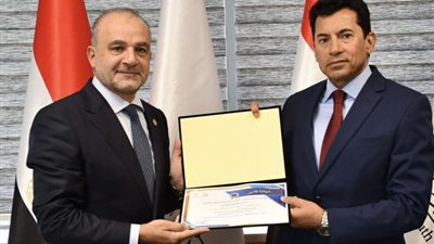 وزير الرياضة في اتصال هاتفي يهنئ الحسيني: أول مصري يتولى رئاسة الاتحاد الدولي للسلاح