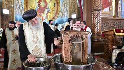 تطيب رفات القديس اثناسيوس بيد البابا تواضروس والمطارنة بالكاتدرائية بالعباسية