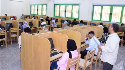 طب سوهاج: 825 طالبا أدوا امتحانات الميدتيرم بالمركز الإلكتروني الجديد