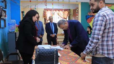 رئيس الطائفة الإنجيلية في مصر يدلي بصوته في انتخابات مجلس النواب